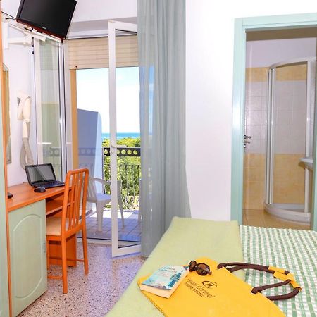 Hotel Caravel B&B Misano Adriatico Bagian luar foto