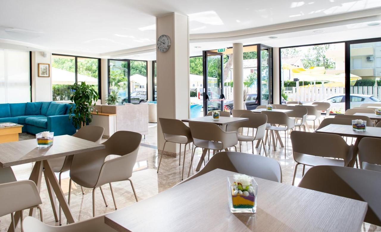 Hotel Caravel B&B Misano Adriatico Bagian luar foto