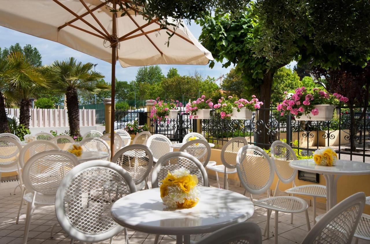 Hotel Caravel B&B Misano Adriatico Bagian luar foto