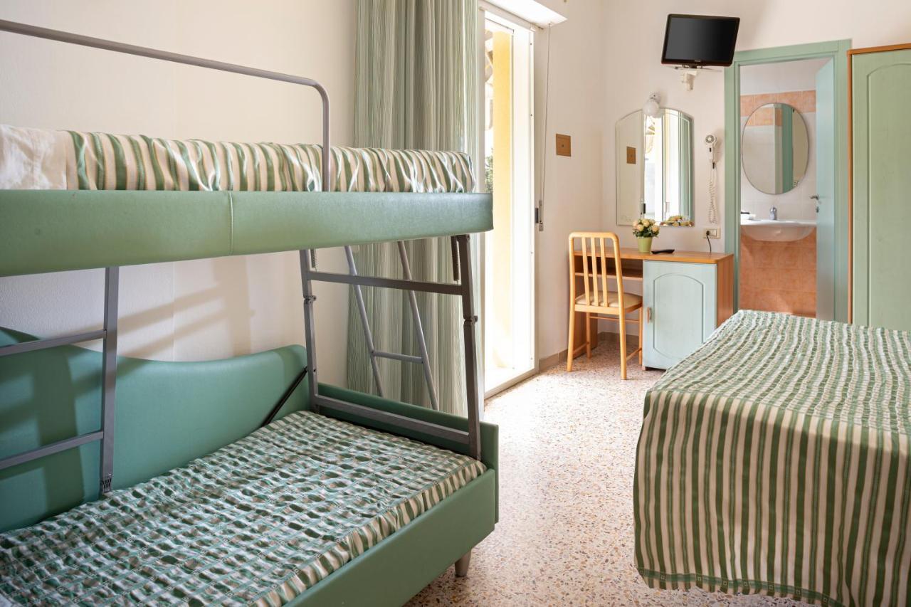 Hotel Caravel B&B Misano Adriatico Bagian luar foto