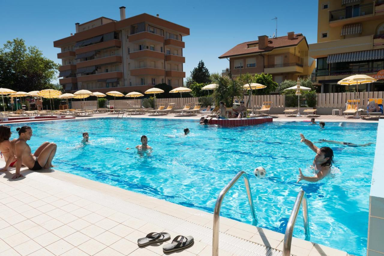 Hotel Caravel B&B Misano Adriatico Bagian luar foto