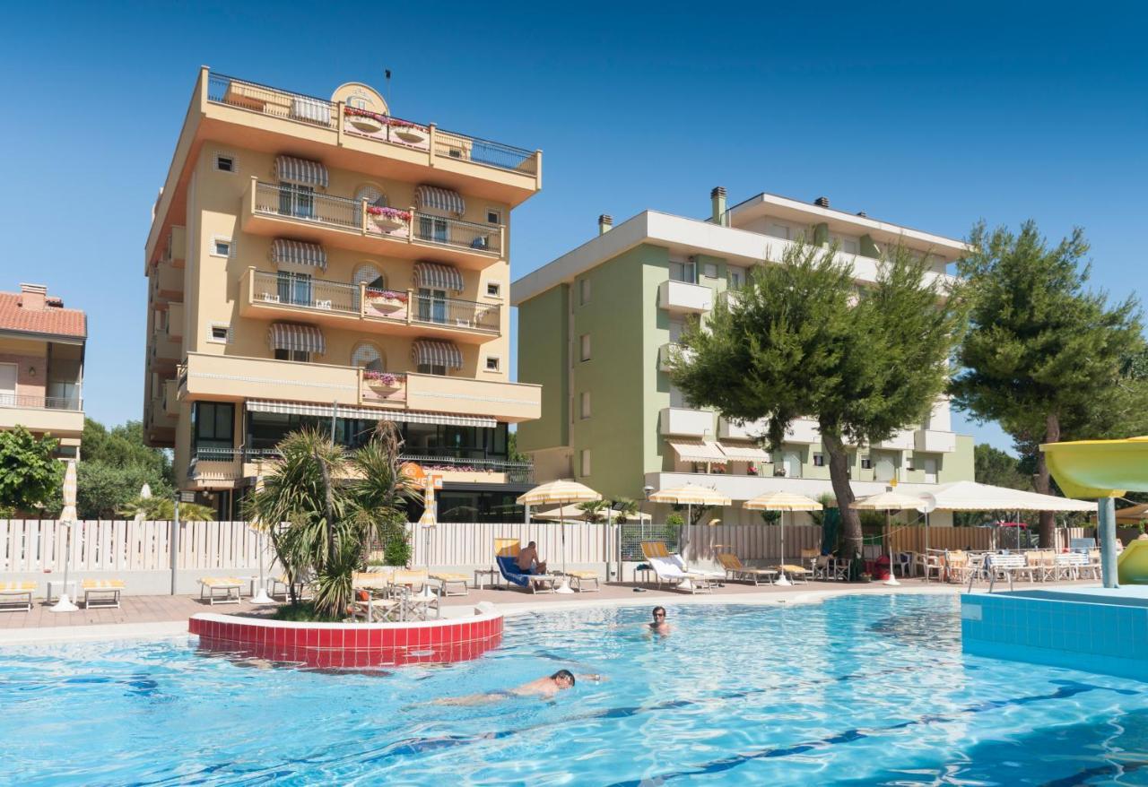 Hotel Caravel B&B Misano Adriatico Bagian luar foto