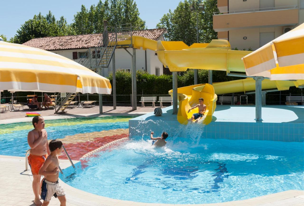 Hotel Caravel B&B Misano Adriatico Bagian luar foto