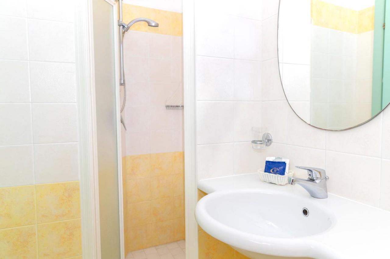 Hotel Caravel B&B Misano Adriatico Bagian luar foto