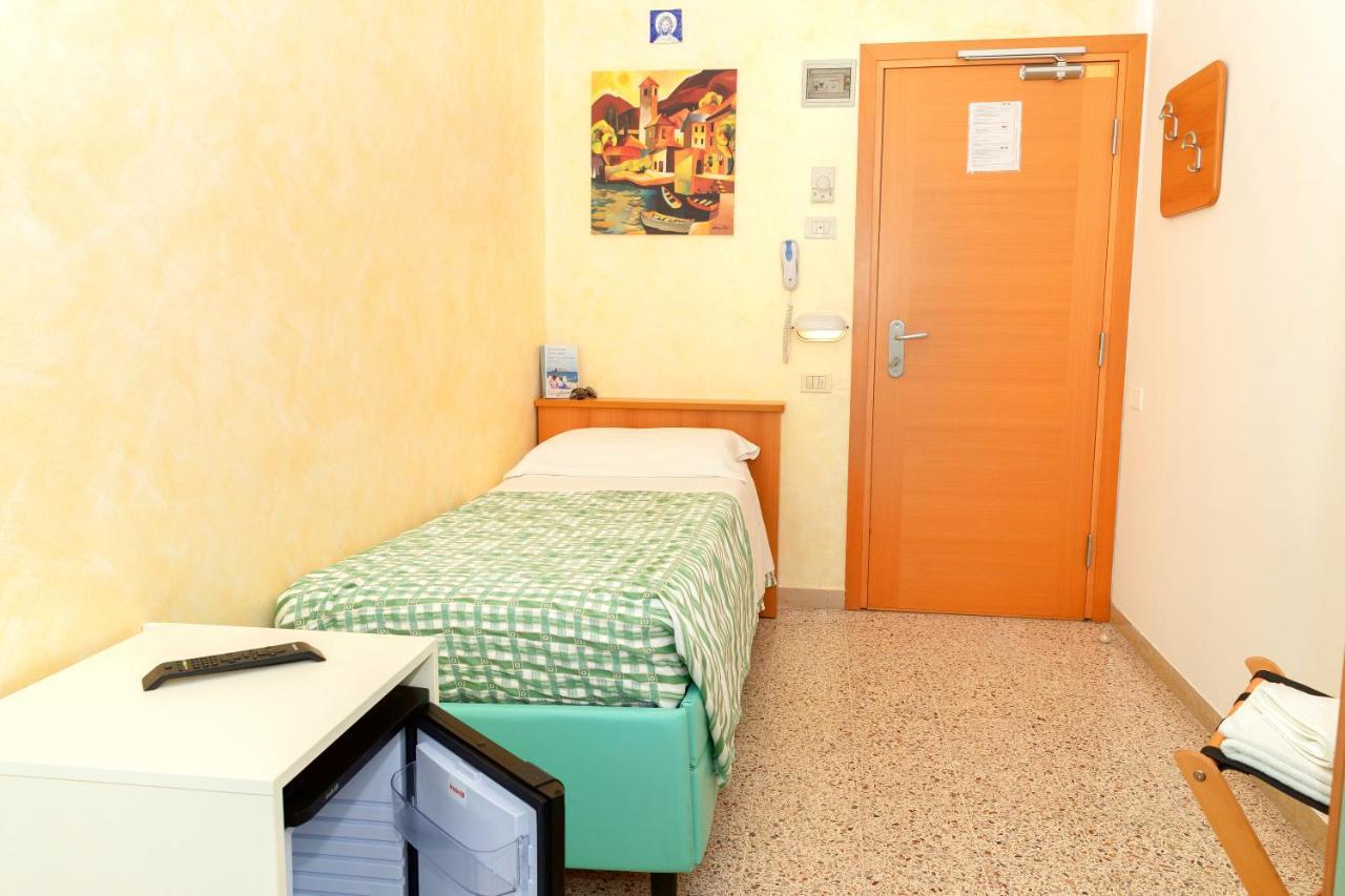 Hotel Caravel B&B Misano Adriatico Bagian luar foto