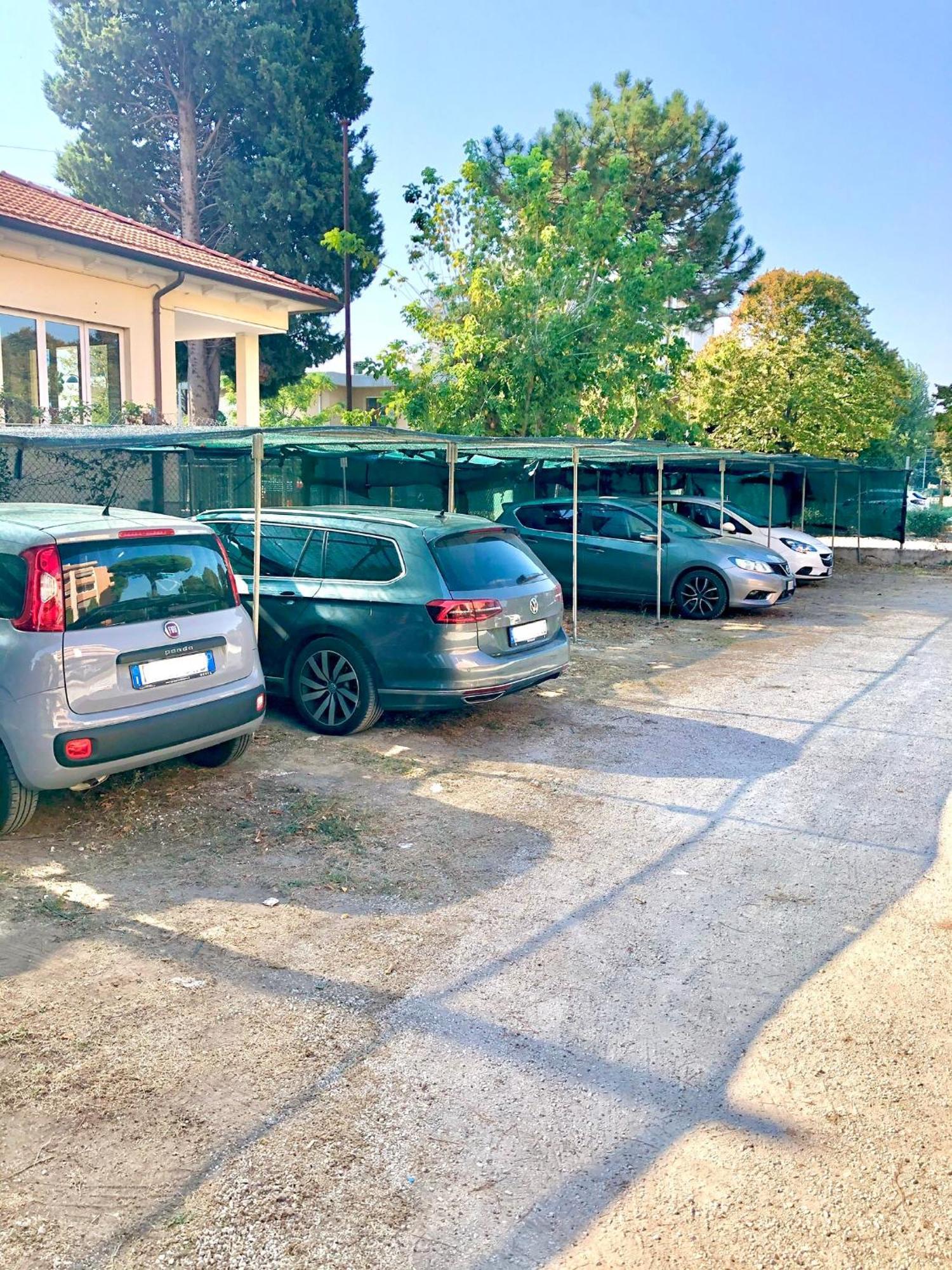 Hotel Caravel B&B Misano Adriatico Bagian luar foto