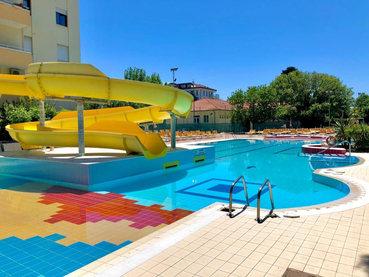 Hotel Caravel B&B Misano Adriatico Bagian luar foto