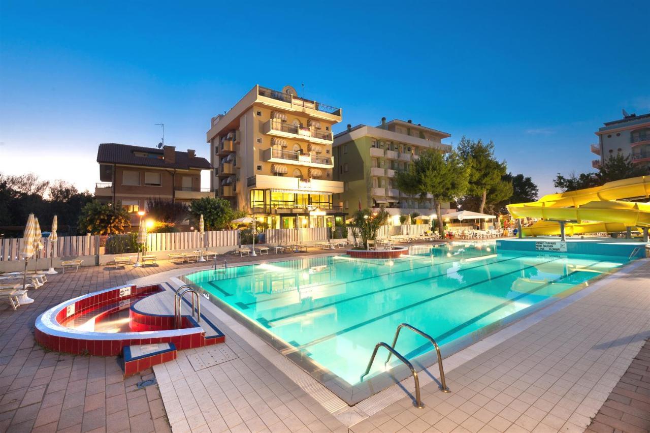 Hotel Caravel B&B Misano Adriatico Bagian luar foto