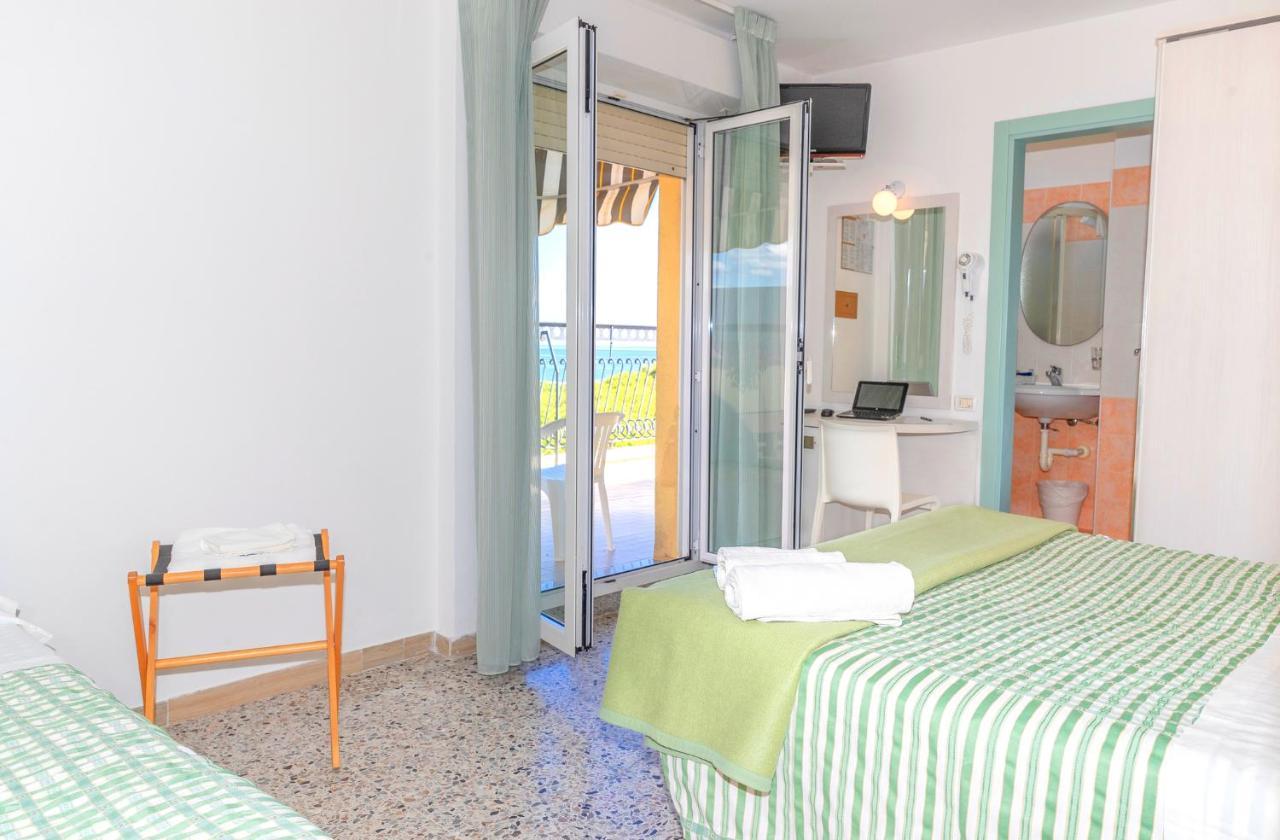 Hotel Caravel B&B Misano Adriatico Bagian luar foto